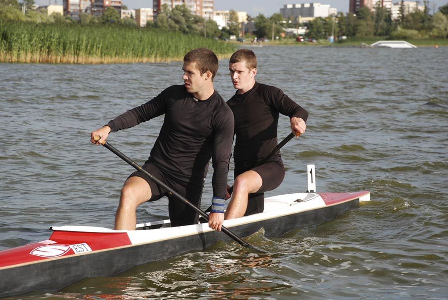 Viljandi aerutajad Mihkel ja Madis Vitsut teenisid Eesti meistrivõistlustel kahekanuude 500 meetri distantsil kuldmedali.