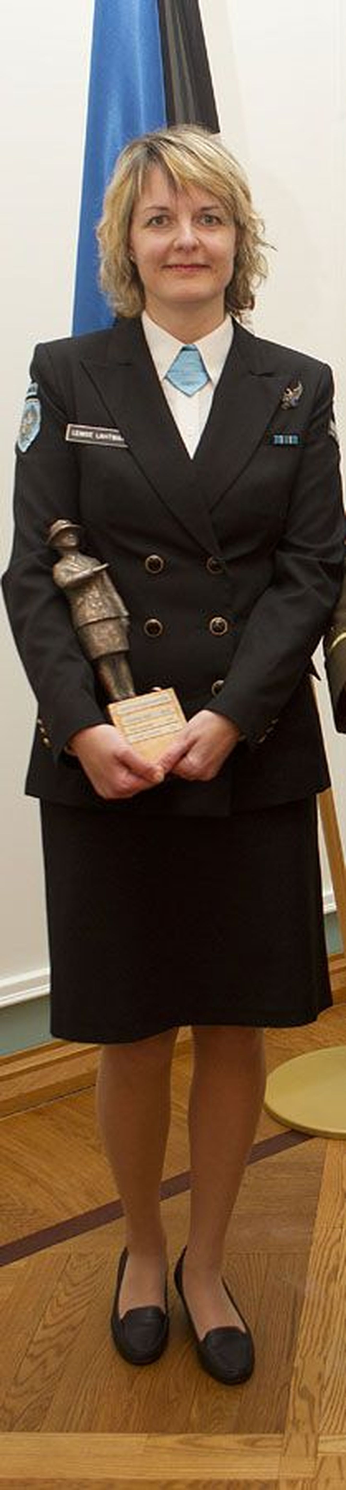 Kaitseliidu ülem brigaadikindral Meelis Kiili ja naiskodukaitse esinaine Airi Tooming andsid kaitseministeeriumis ränd­auhinna aasta naiskodukaitsjale Lembe Lahtmaale (fotol).