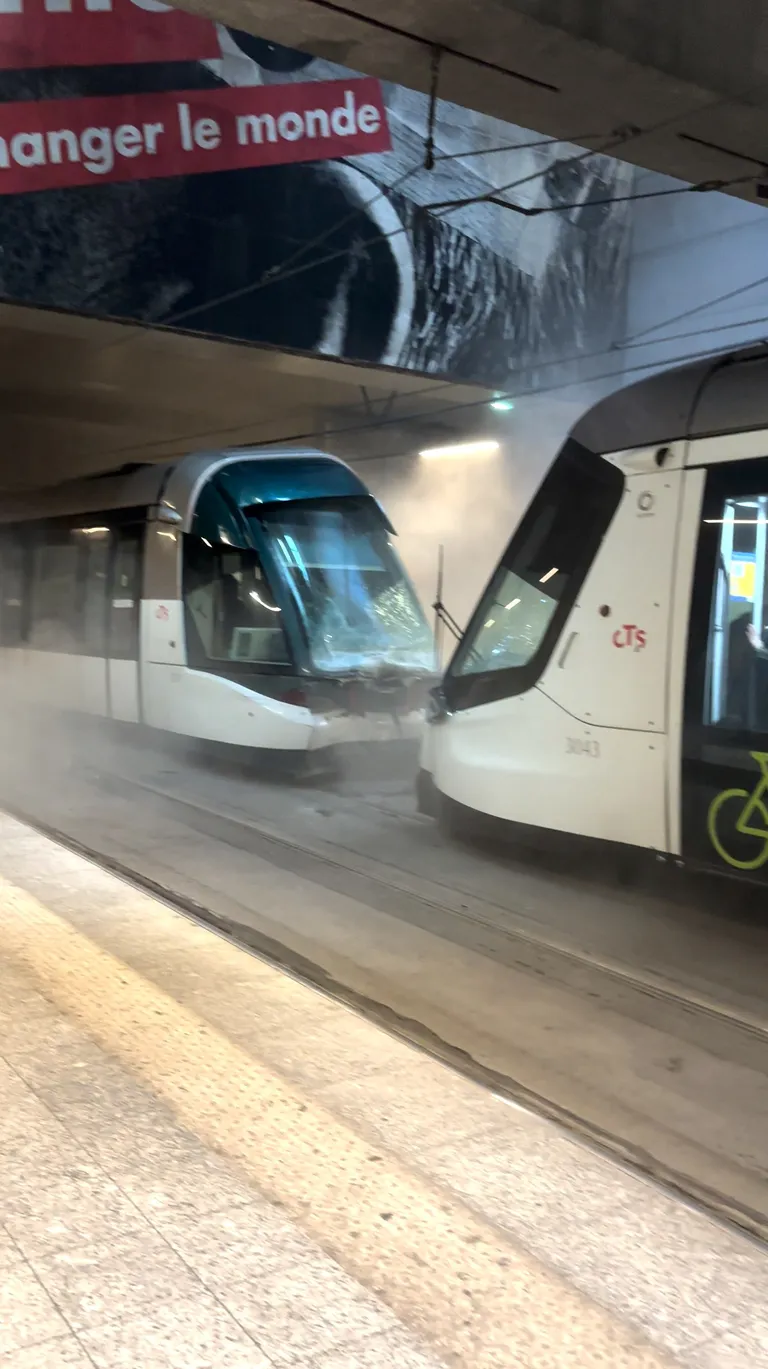 Kuvatõmmis kokkupõrkes kannatada saanud trammidest.