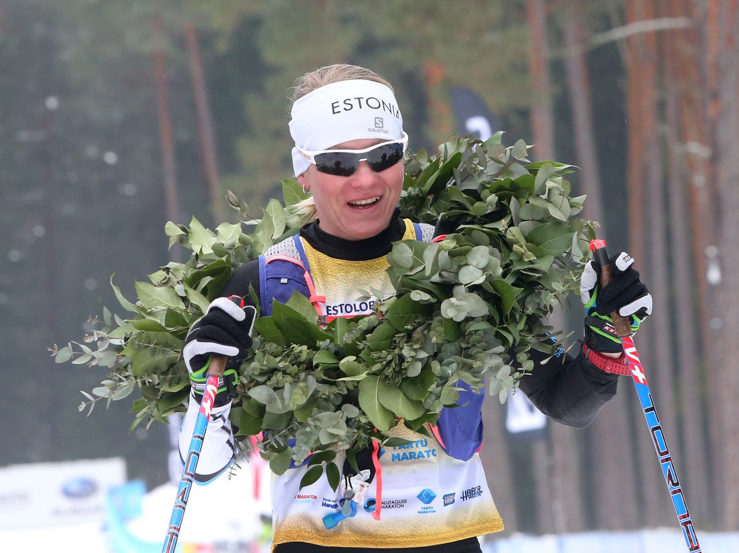 На финише 63-километрового лыжного марафона Татьяну Маннима как самую быструю среди женщин увенчали дубовым венком.