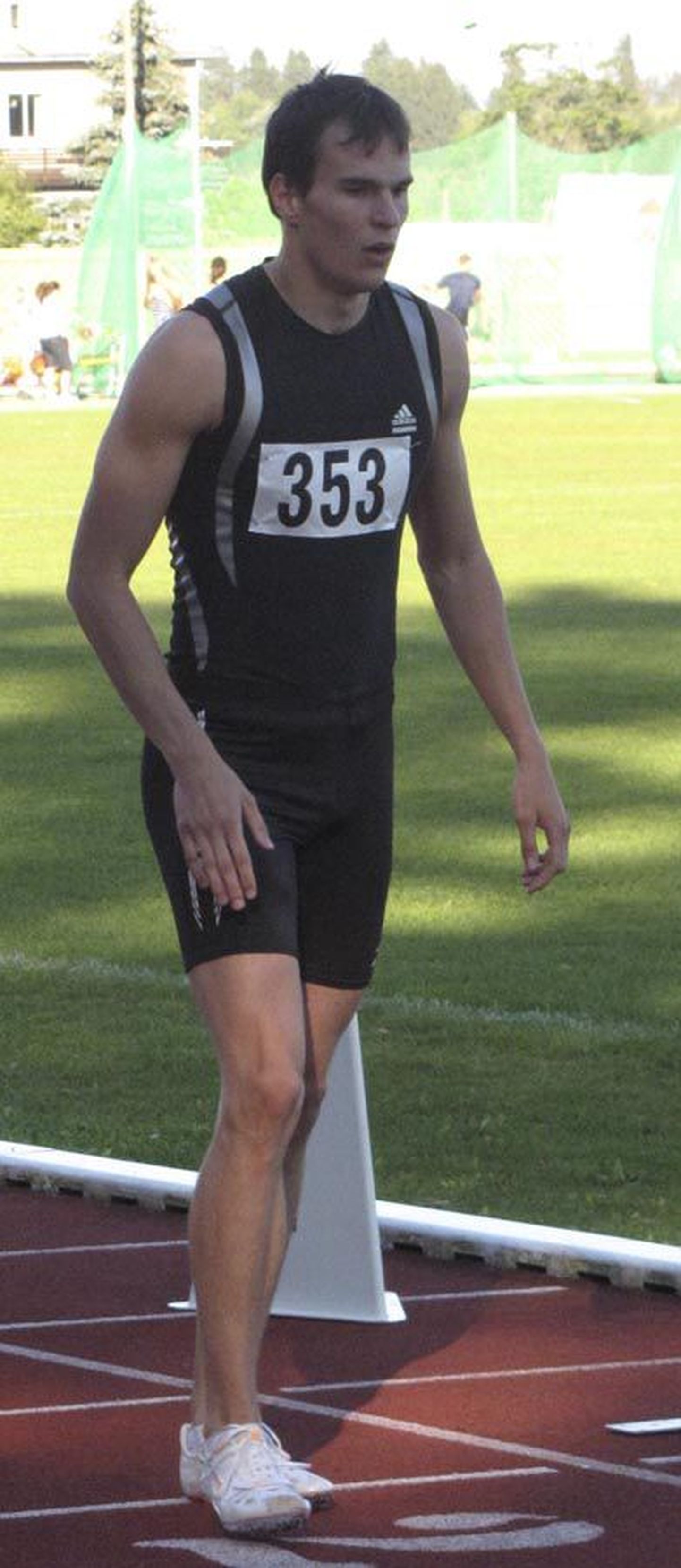 Eesti kergejõustiku sisemeistrivõistlustel 400 meetri jooksus püstitatud isiklik rekord andis Rauno Künnapuule hõbemedali. Pilt on tehtud möödunud suvel Viljandi staadionil.