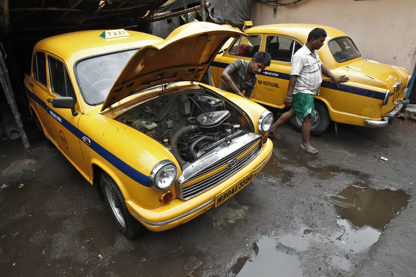 Indias peatati legendaarsete Ambassador autode tootmine