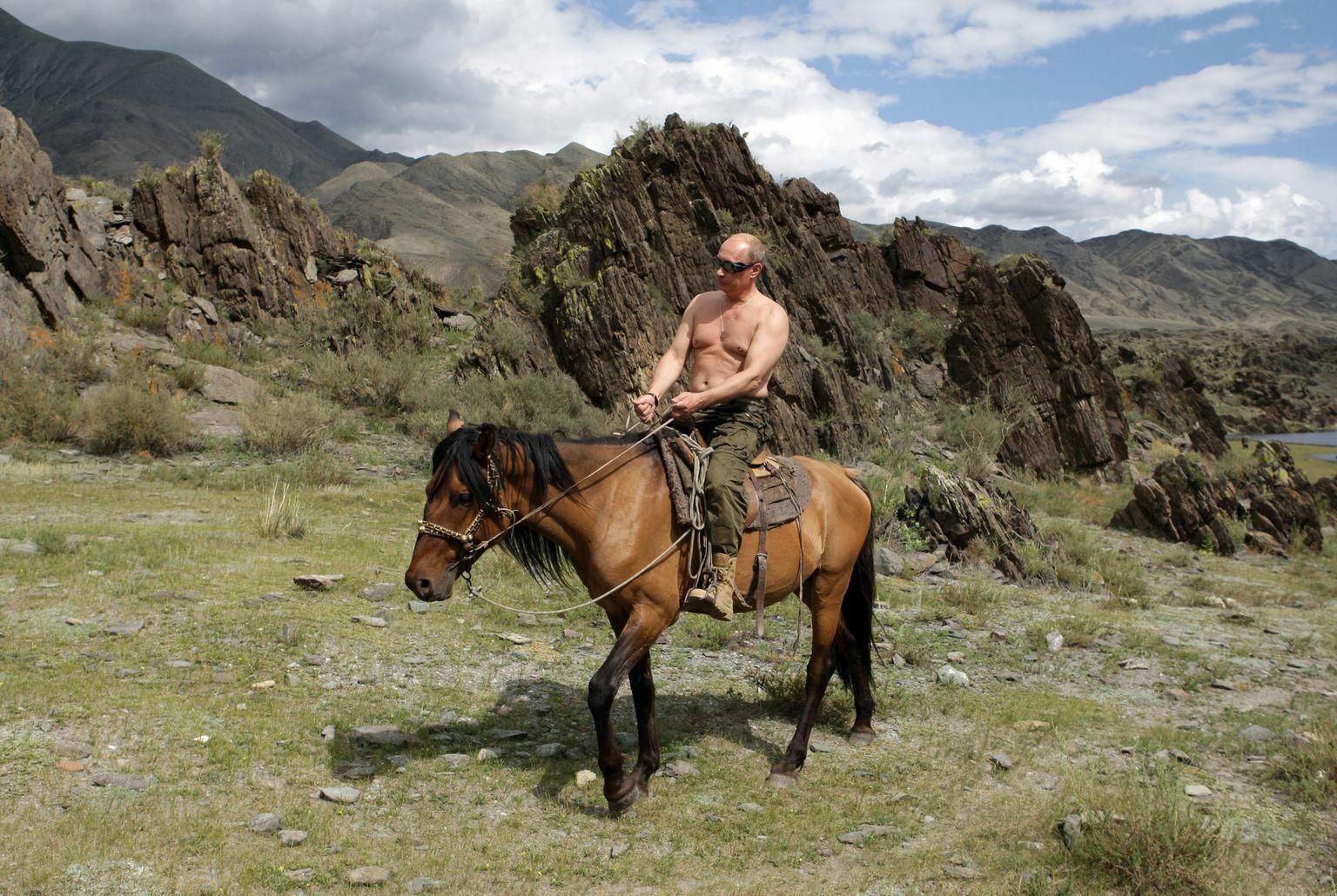 Vladimir Vladimirovitš ratsutab, ülakeha paljas.