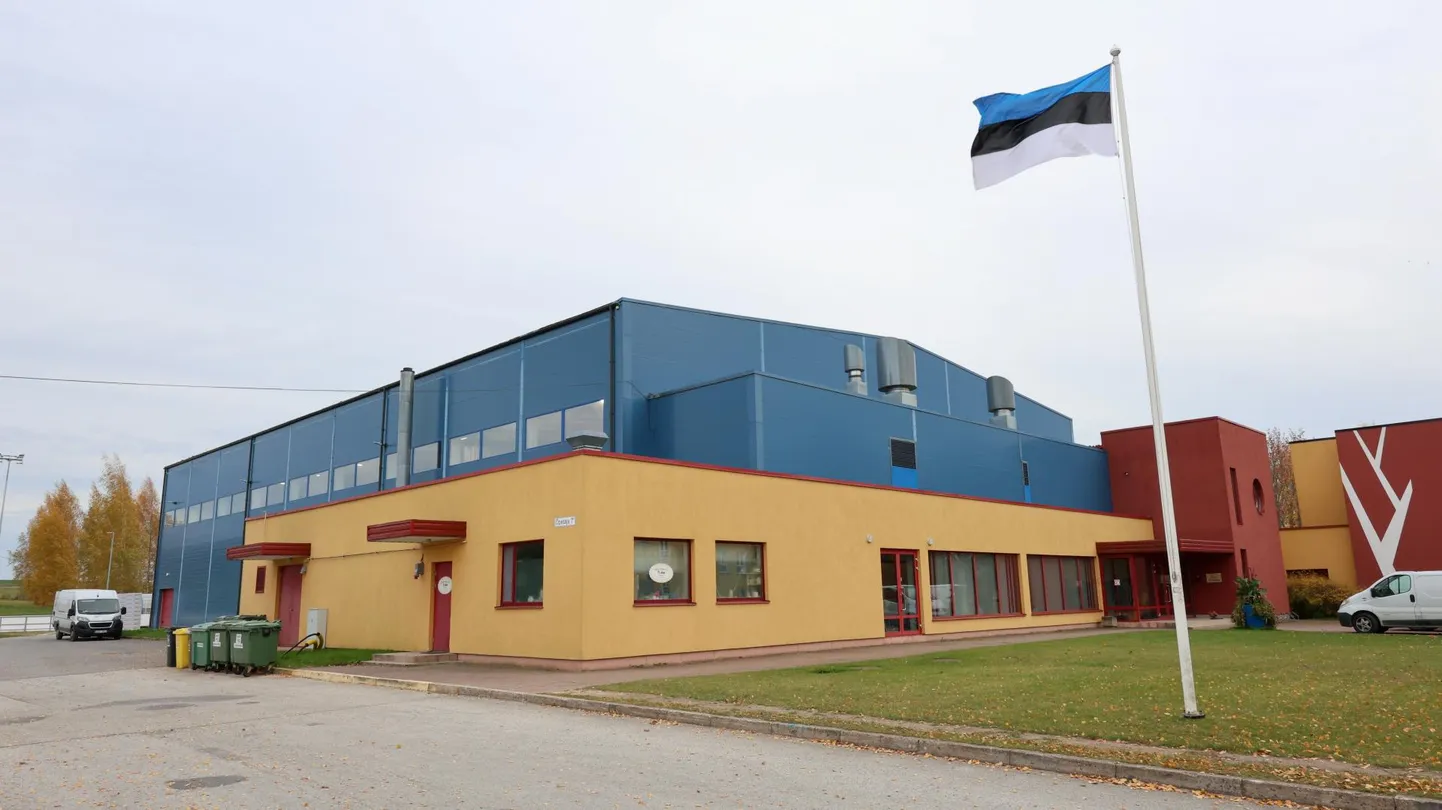Lähte spordihoones saavad tänavu seinad värvitud ja akustikapaneelid lakke, järgmiseks õppeaastaks peaks olema ka jõusaal valmis.