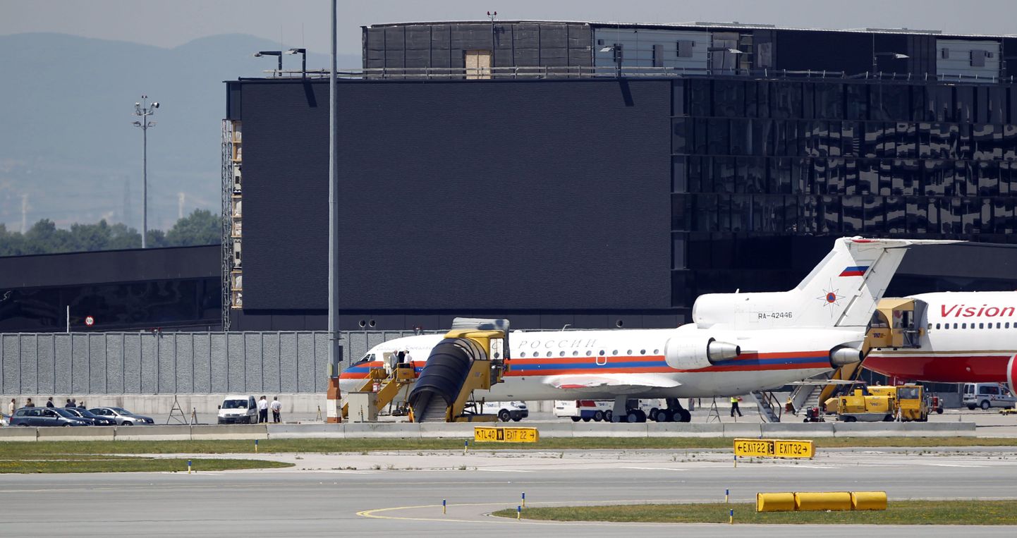 Esiplaanil Vene, taamal USA "spioonilennuk" Viini Schwechati lennujaamas.