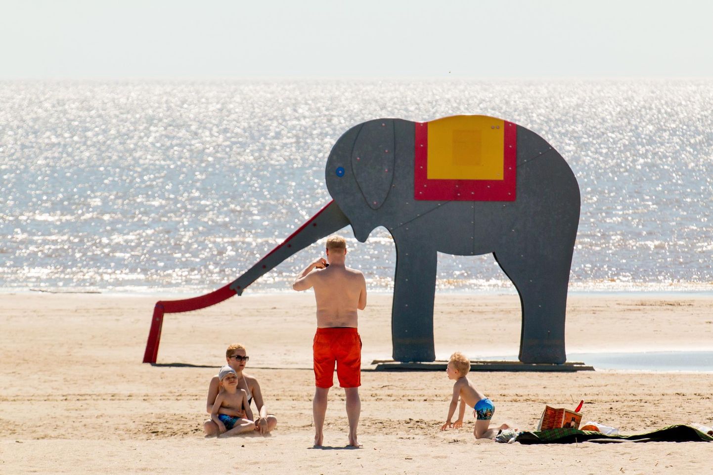 Пярнуский песчаный пляж и теплая погода привлекают туристов со всей Эстонии.
