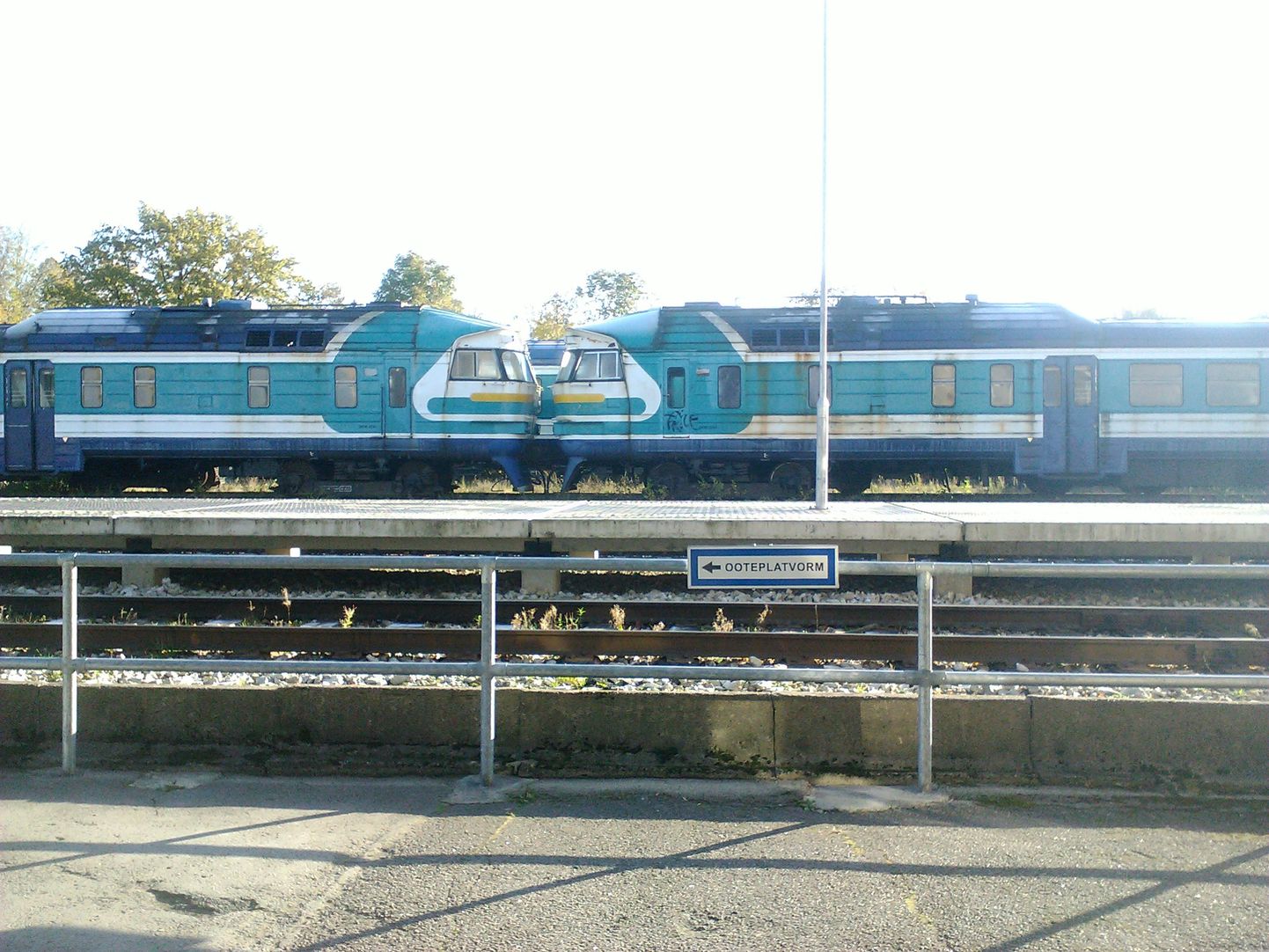 Поезда Edelaraudtee уже пять лет гниют на станции Таллинн-Вяйке.