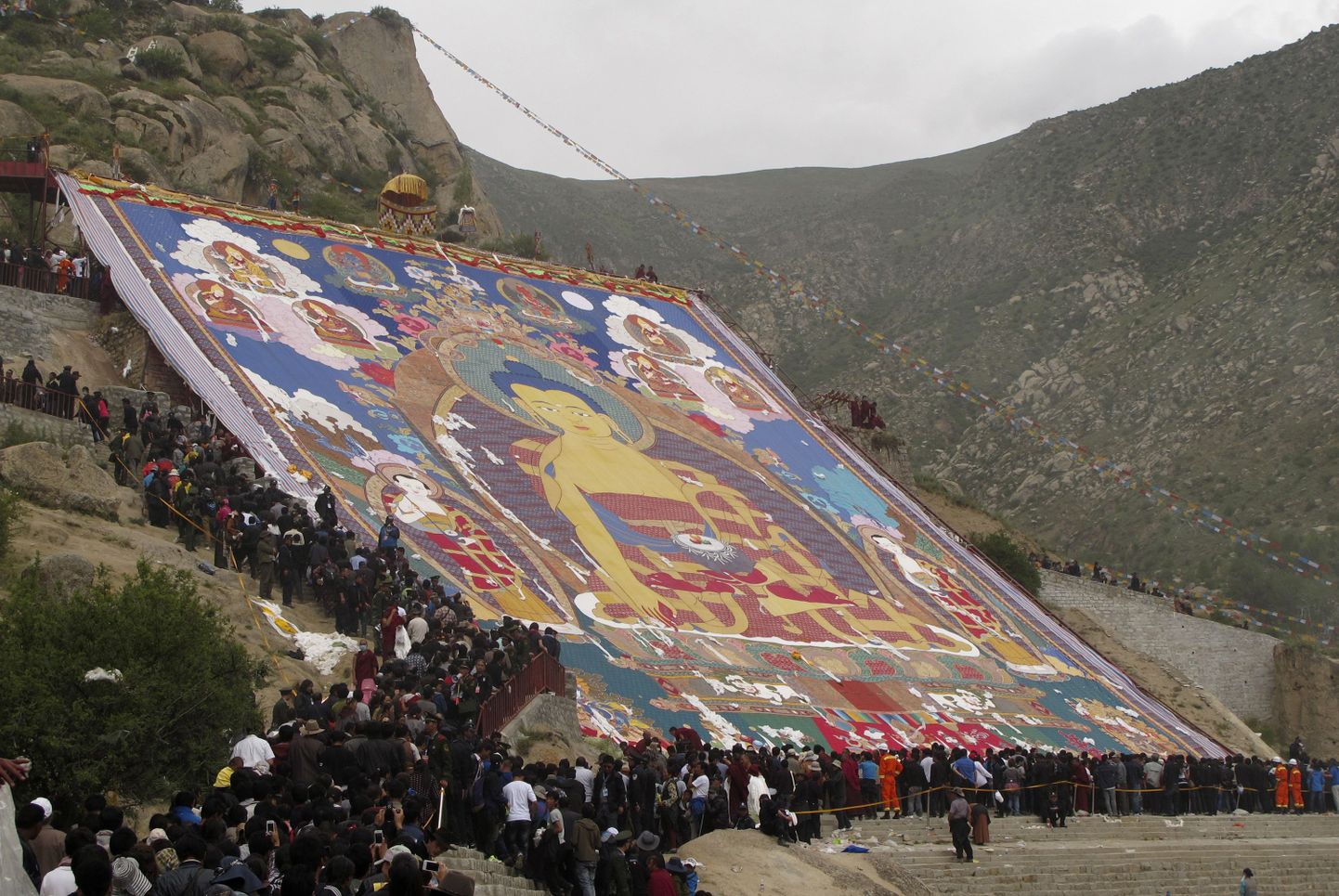 Budistid ja välisturistid tutvuvad thankaga Lhasas.