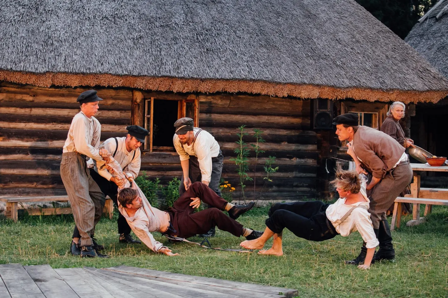 Teatrisuvi pakub vaatamist igale maitsele. Pilt Ugala suvelavastusest "Kõrboja perenaine" A. H. Tammsaare muuseumis Vargamäel.