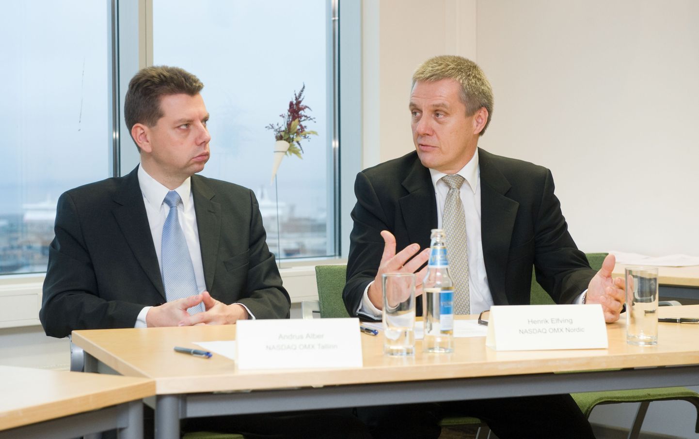 Täna sõlmis NASDAQ OMX lepingu, millega omandas Tallinna börsist 93 protsenti. Pildil Tallinna börsi juht Andrus Alber (vasakul) ja NASDAQ OMX Nordic asepresident Henrik Elfving.