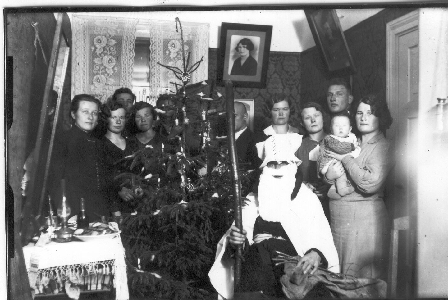 Nii nagu päike on alati pilve taga olemas, olid ka jõulud sajand tagasi täis värve, lihtsalt fotograafia suutis edastada vaid mustvalget. Pildil jõuluõhtu 1920. aastatel Võrumaal Linnamäe taluperes. Kesksel kohal on küll vitsakimbuga jõuluvana, kuid mitte ühtegi luuletust lugevat last. Foto arvatav autor G. Mikkelsaar.