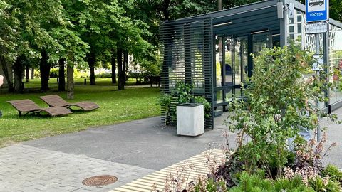 Tugitoolis linnulaulu kuulamine muudab bussi ootamise meeldivamaks