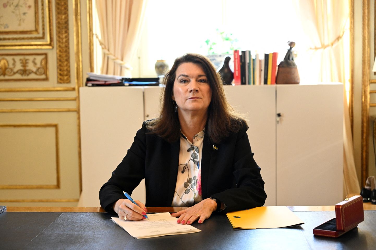 Глава МИД Швеции Анн Линде подписывает заявку на вступление в НАТО