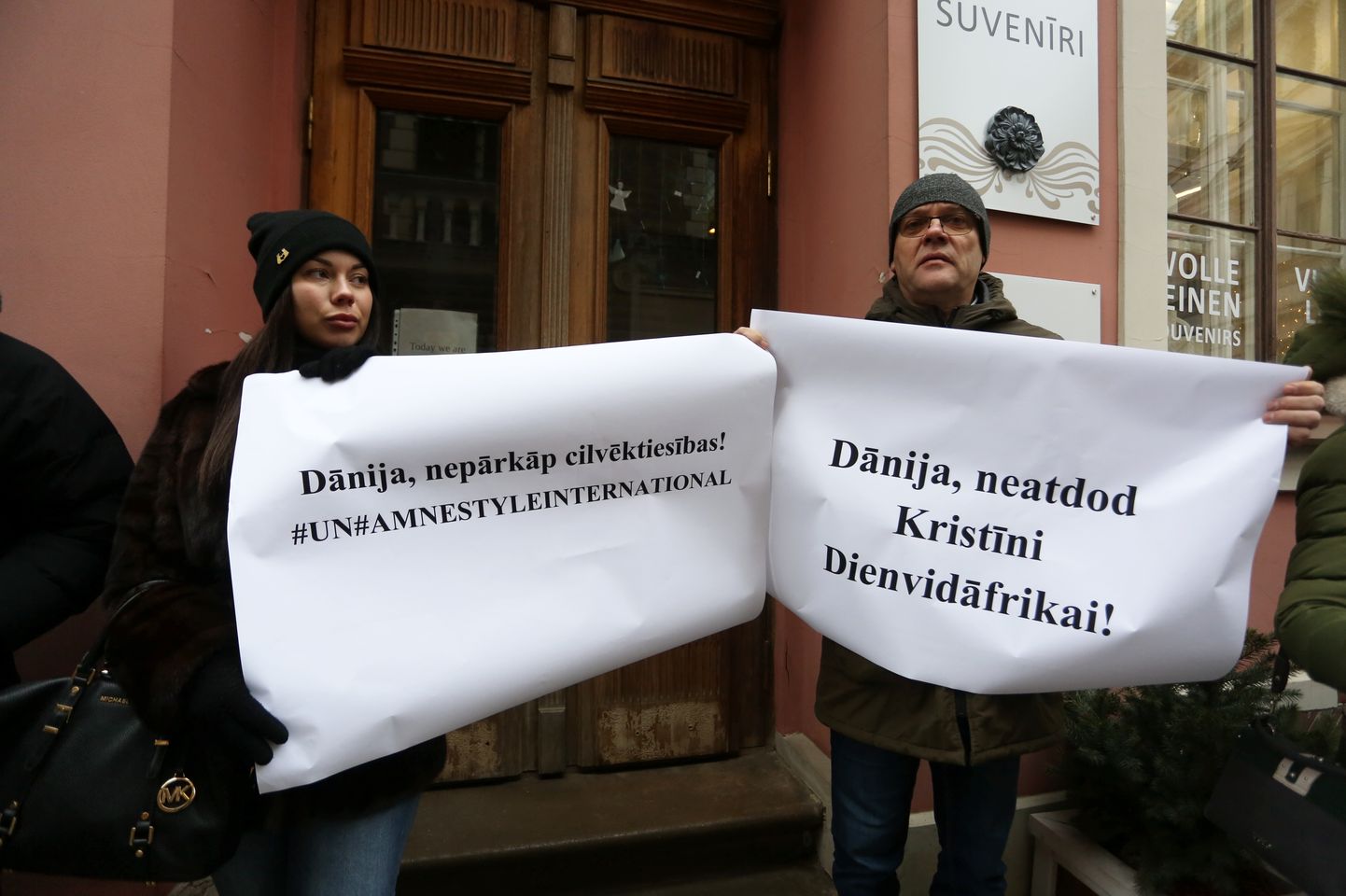 Protest Taani saatkonna ees Riias Läti kodaniku Kristīne Misāne Lõuna-Aafrika Vabariigile väljaandmise vastu.