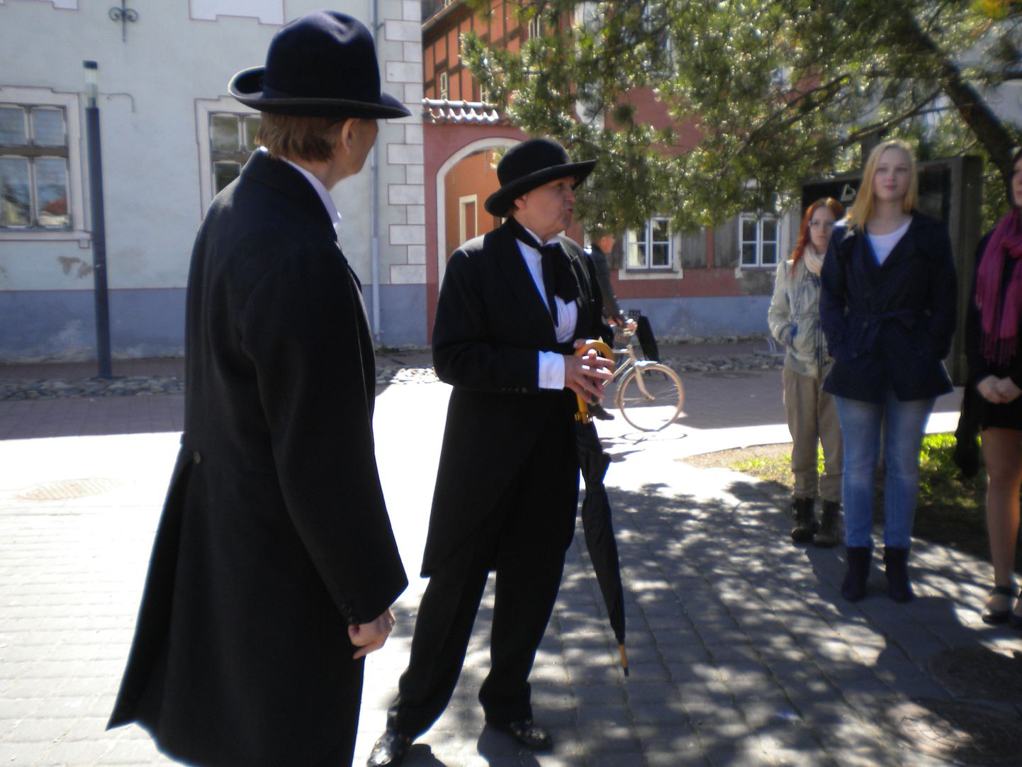 Oskar Brackmann ja Carl Friedrich Hahn otsisid koos õpilastega Pärnus kuulsate baltisakslaste jälgi.