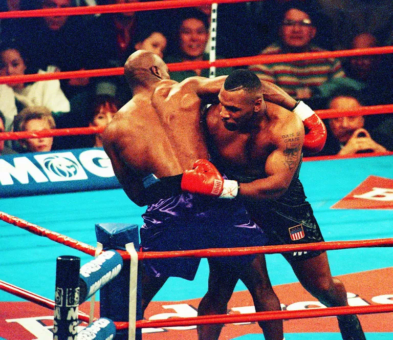 Mike Tyson (paremal) vs Evander Holyfield 1997. aastal.