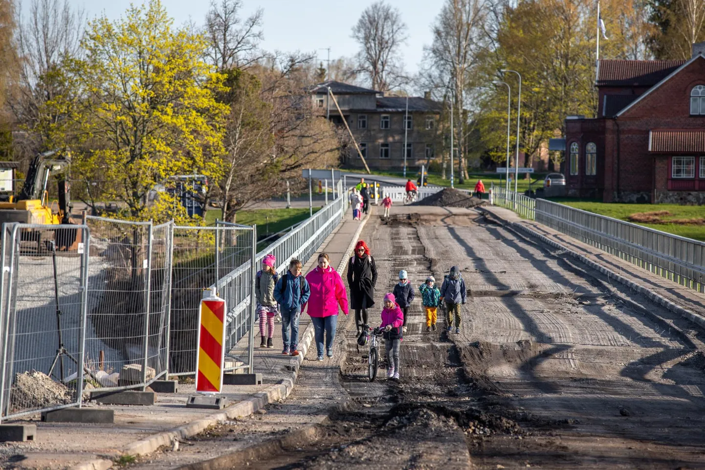Kolmapäeva hommikul pääsesid jalakäijad veel üle vana silla teisele kaldale.