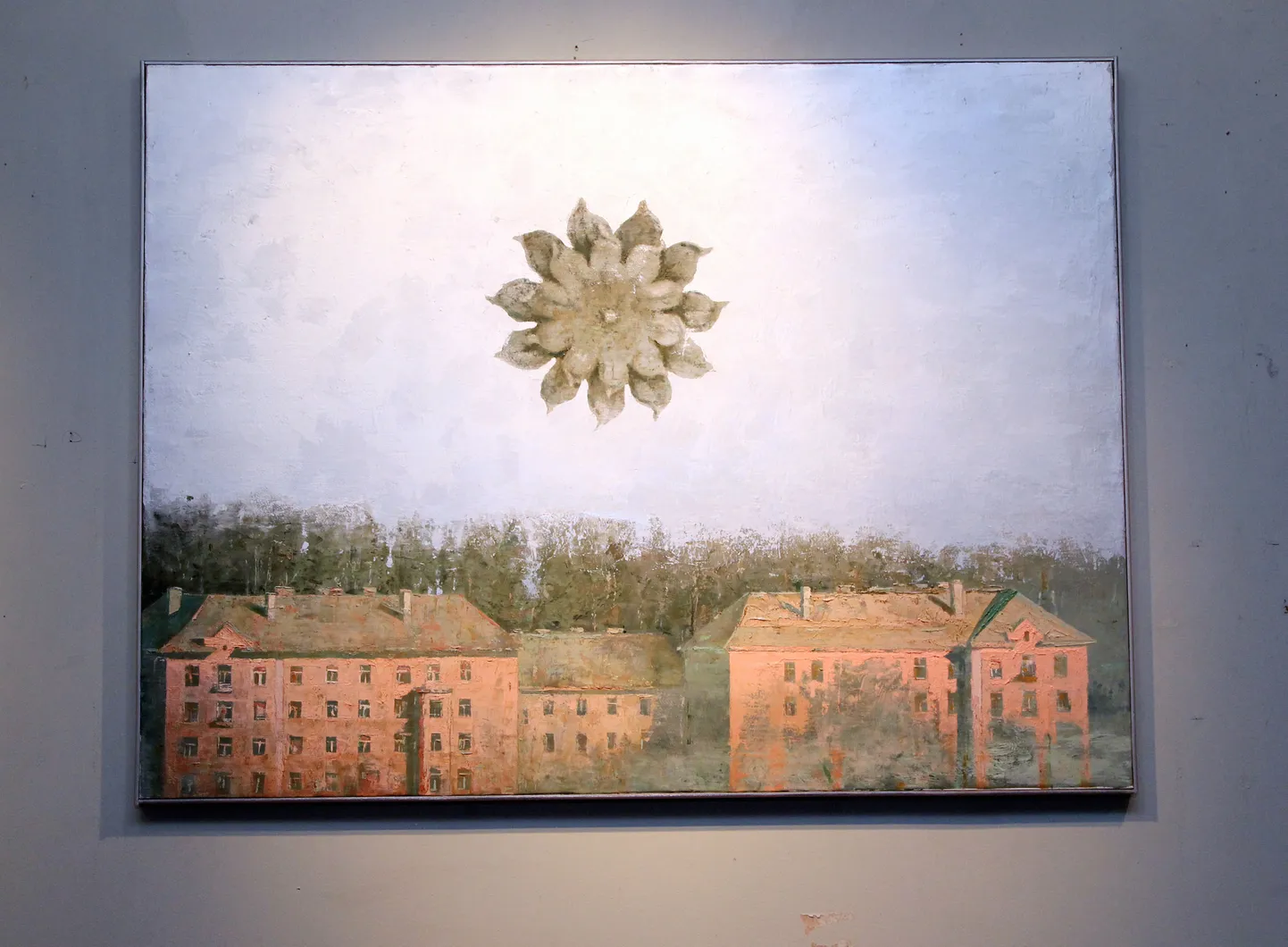 Imat Suumann on hakanud maalidel kujutama ühe motiivina rosetti, mis on detail mõnelt linna raudväravalt või hoonelt.