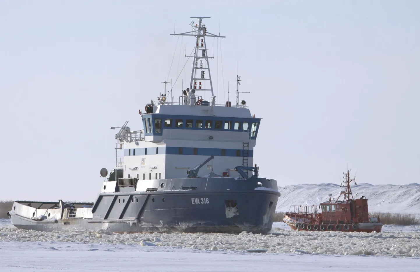 Pärnu lahel asub jääd murdma mitmeotstarbeline laev EVA-316.
