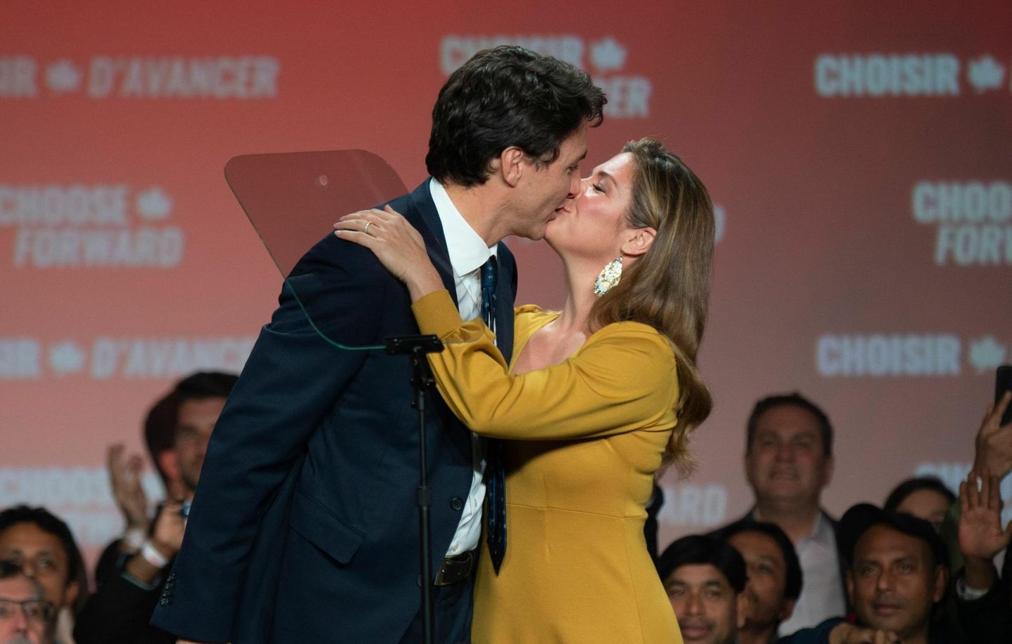 Peaminister suudleb oma abikaasat Sophie Grégoire Trudeaud 2019. aasta valimiste õhtul toimunud kampaaniaüritusel.