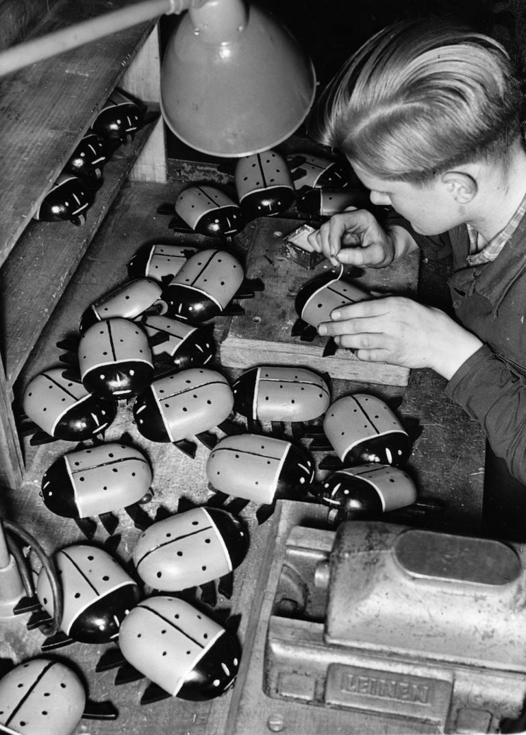 Natsipartei noorteorganisatsiooni esindaja valmistamas enne 1940. aasta jõule mänguasju