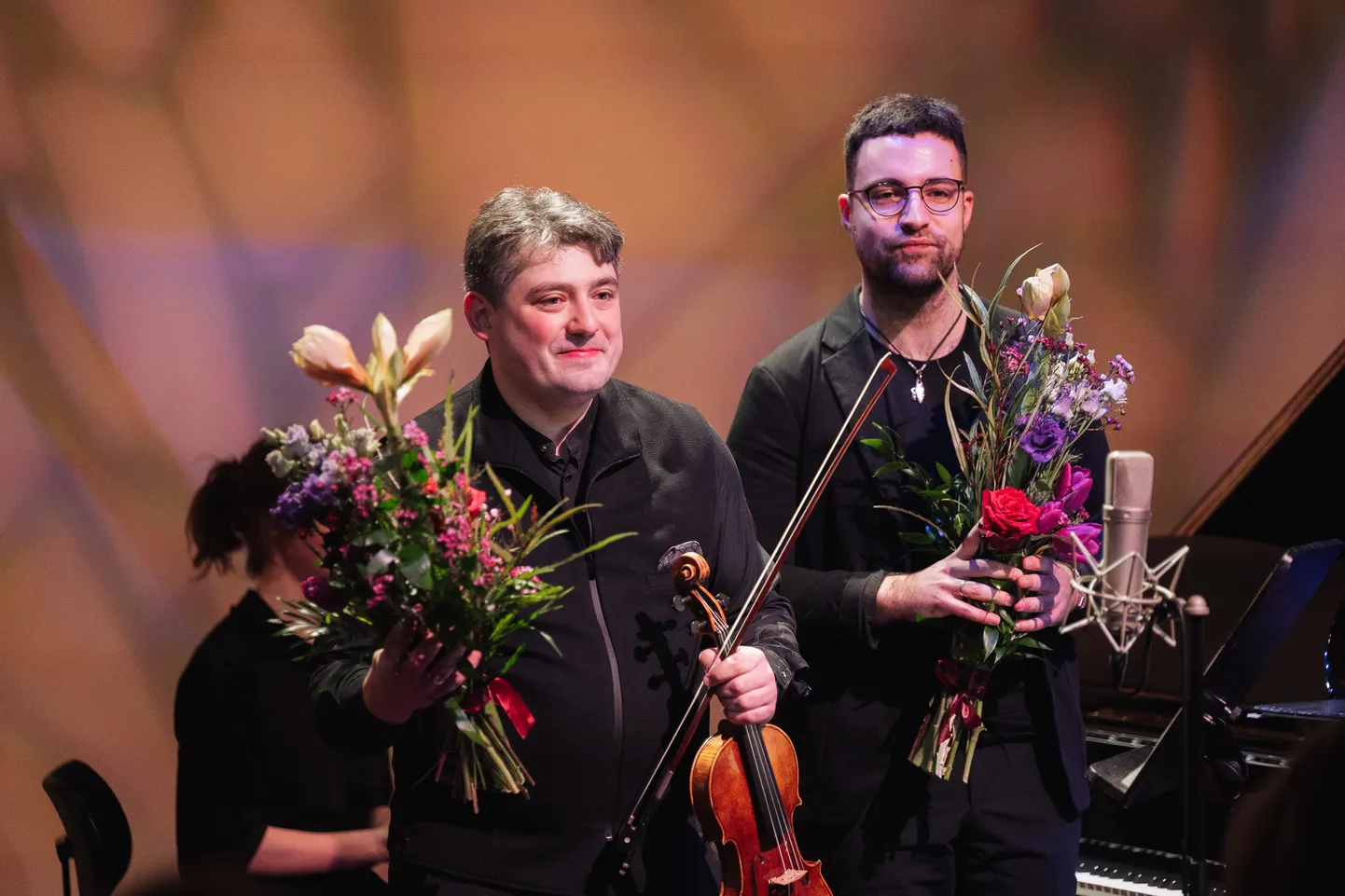Vijolnieks Georgs Sarkisjans un pianists Georgs Kjurdians.