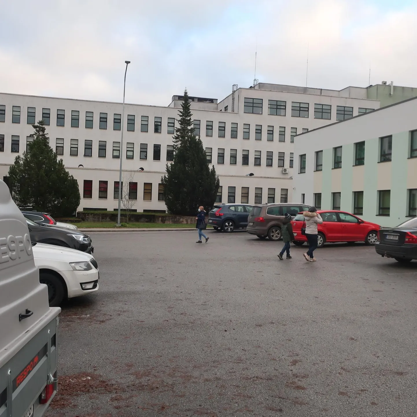 Kolmapäevase seisuga oli Põlva haiglas 27 koroonaga nakatunut, kuigi kohti on koroonas­osakonnas 22. Selline olukord on tingitud asutusesisesest puhangust.
 2 x Mati Määrits
