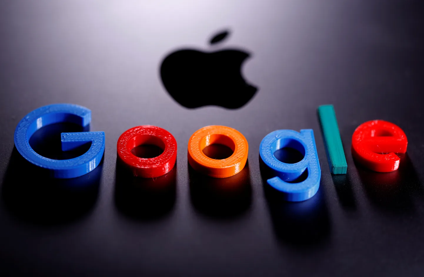 Google'i ja Apple'i logod.