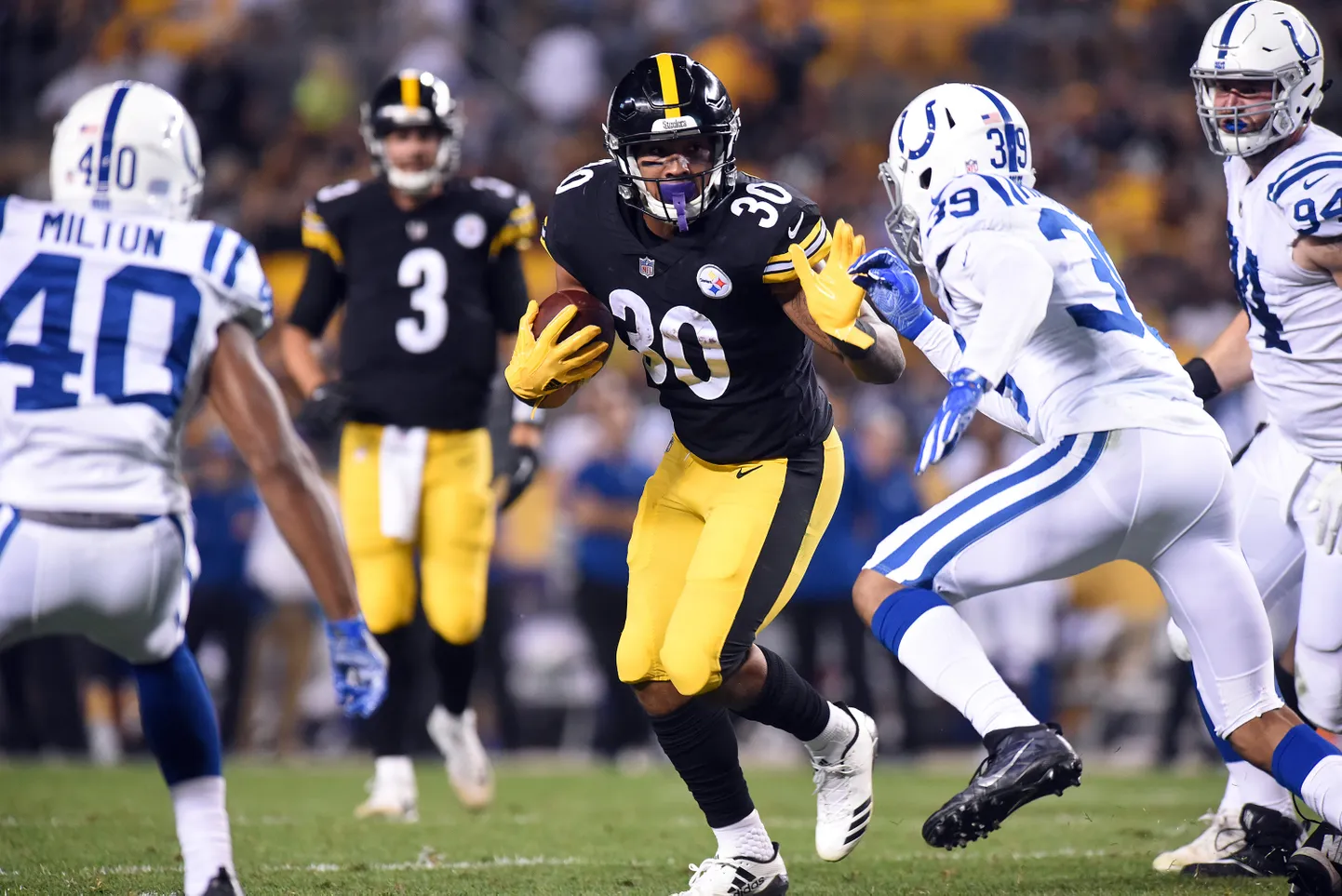 James Conner (keskel).