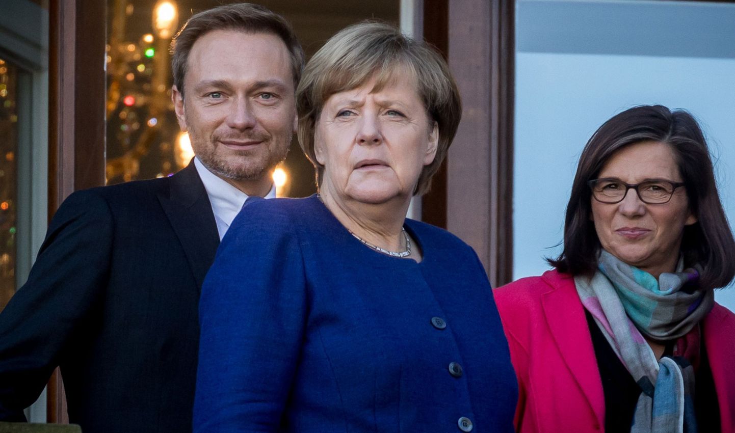Vasakult: FDP esimees Christian Lindner, kantsler Angela Merkel ja roheliste parlamendifraktsiooni üks juhtidest Katrin Göring-Eckardt.