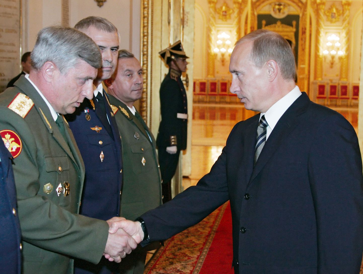 Aleksander Postnikov-Streltsov surumas Vladimir Putini kätt.
