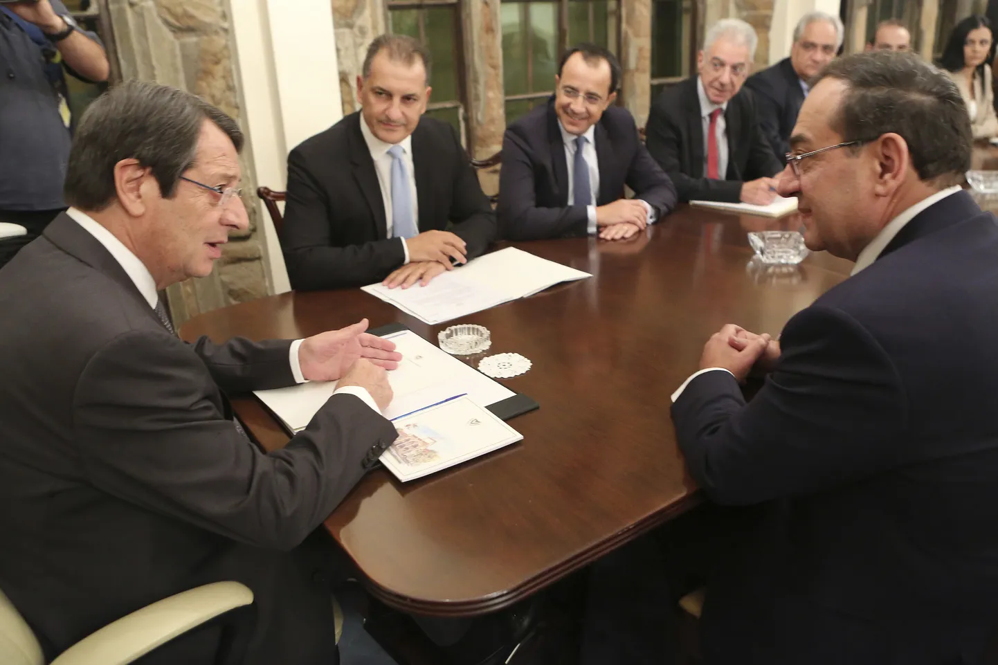 Küprose president Nicos Anastasiades (vasakul) ja Egiptuse naftaminister Tarek el-Molla (paremal).