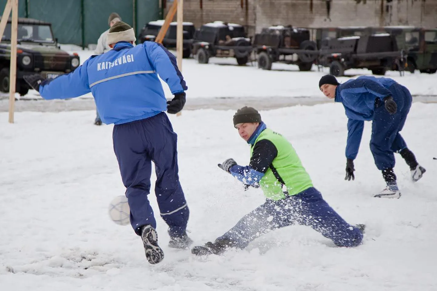 Nagu paljudes teisteski väeosades on ka Vahipataljonis küllalt võimalusi sportimiseks. Ajateenijate kasutada on nii korvpalli-, võrkpalli- kui ka jalgpalliväljak. Viimast kasutavad vahipataljoni sõdurid ka talvel.