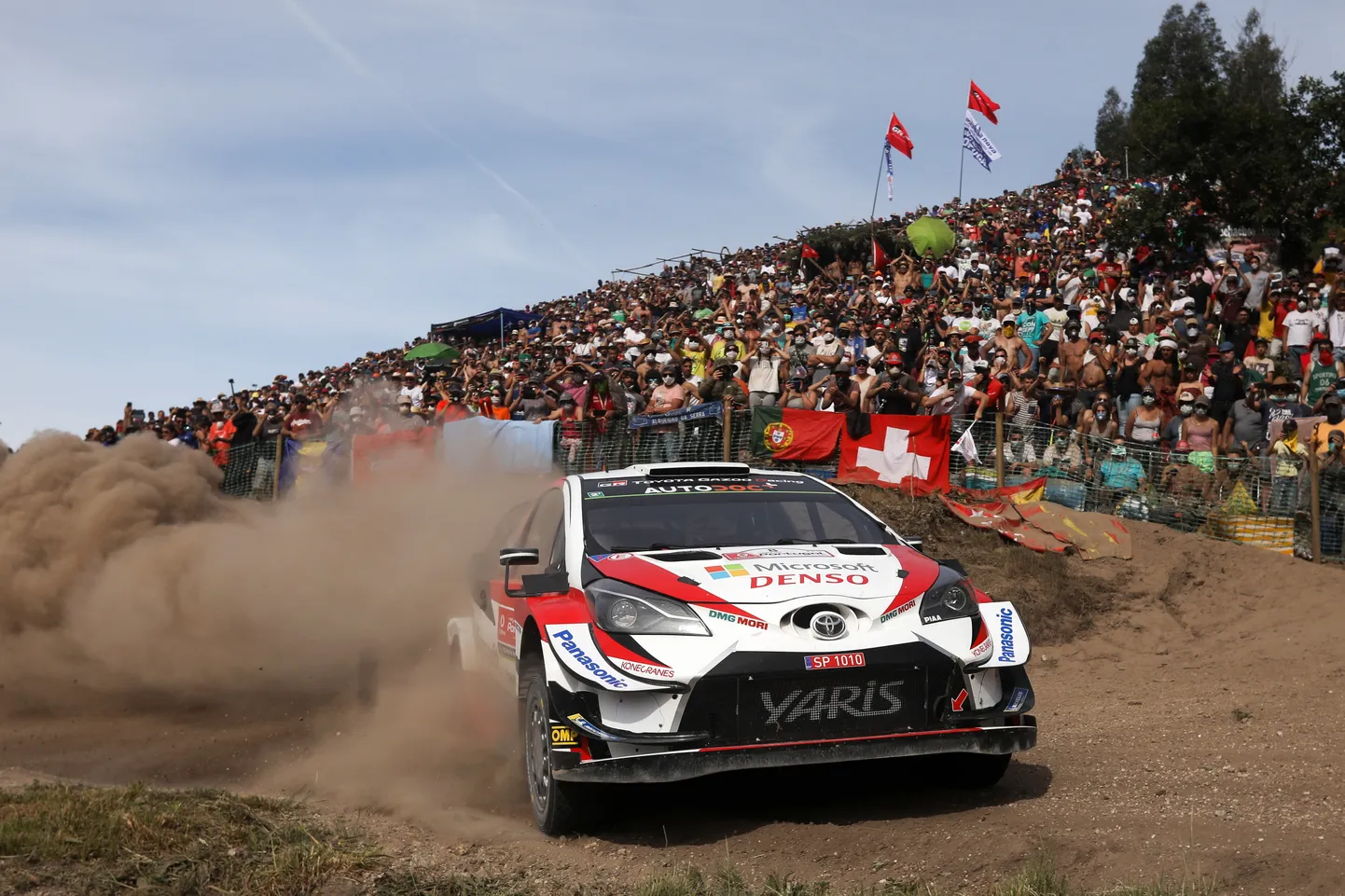 Ott Tänak 2019. aastal Portugali rallil. Taustal paistavad korralikud rahvamassid.