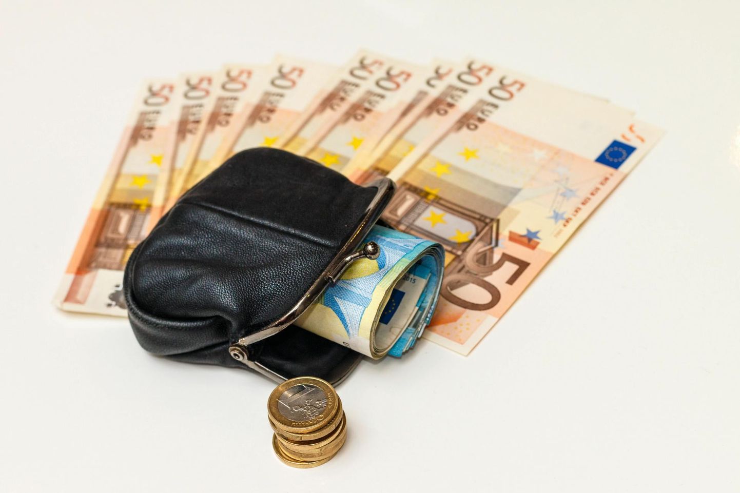 В последнем квартале 2023 года средняя зарплата выросла до 1 904 евро.
