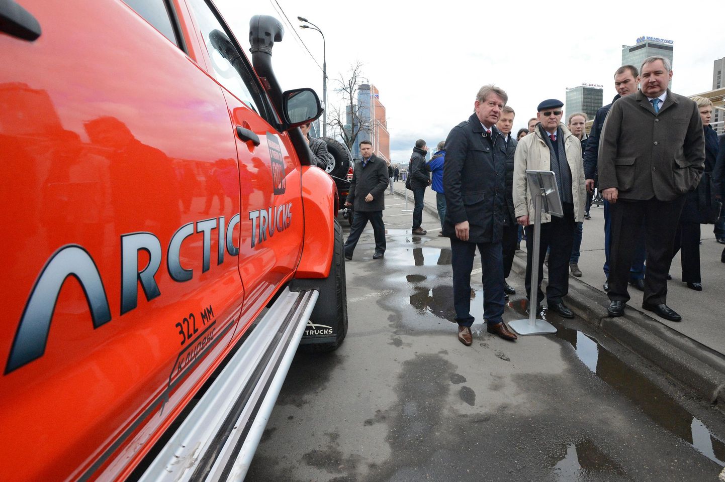 Asepeaminister Dmitri Rogozin (parempoolne) Moskvas polaarvarustust uurimas.