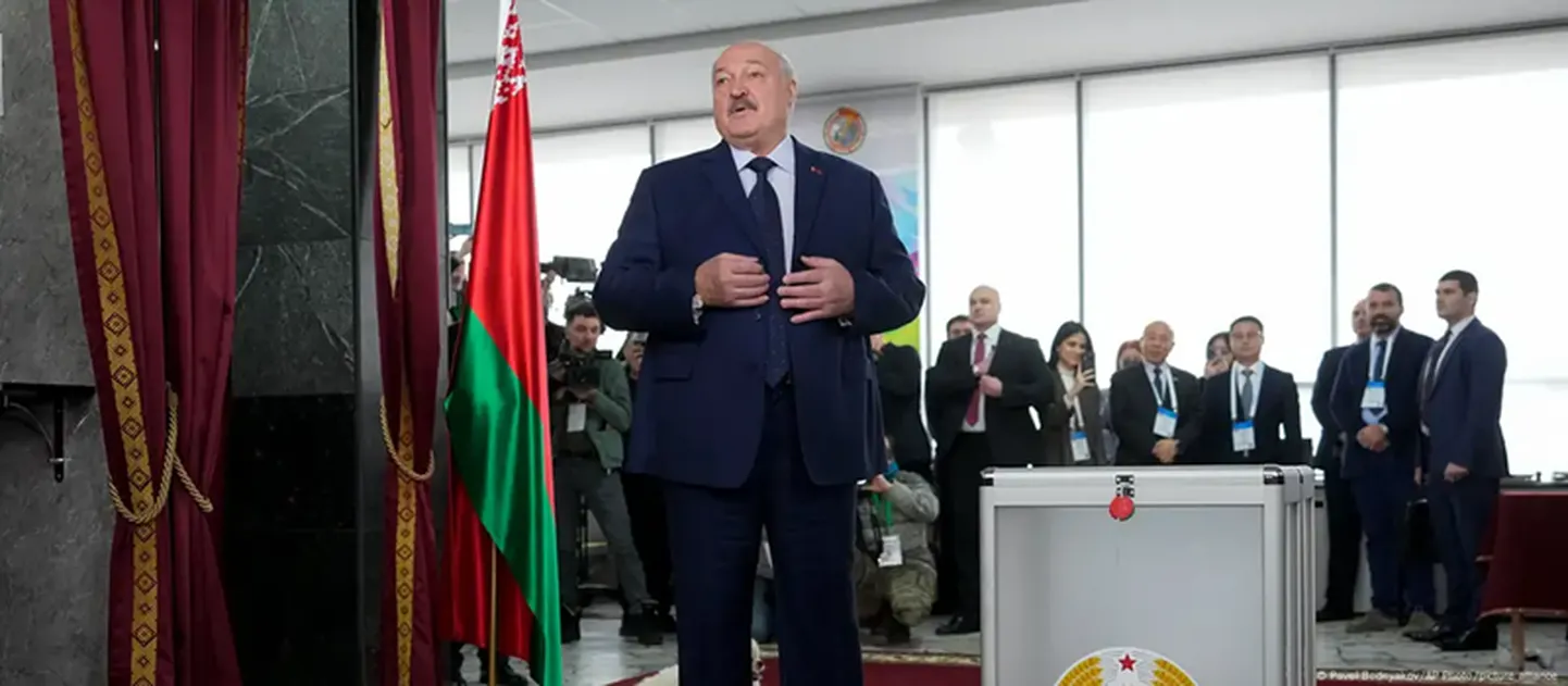 Диктатор Лукашенко на избирательном участке
