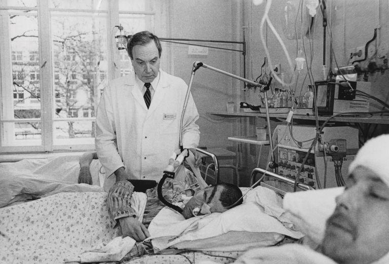 Doktor Väino Sinisalu neurokirurgia osakonna patsientide juures. 1994. aasta arhiivifoto.

 