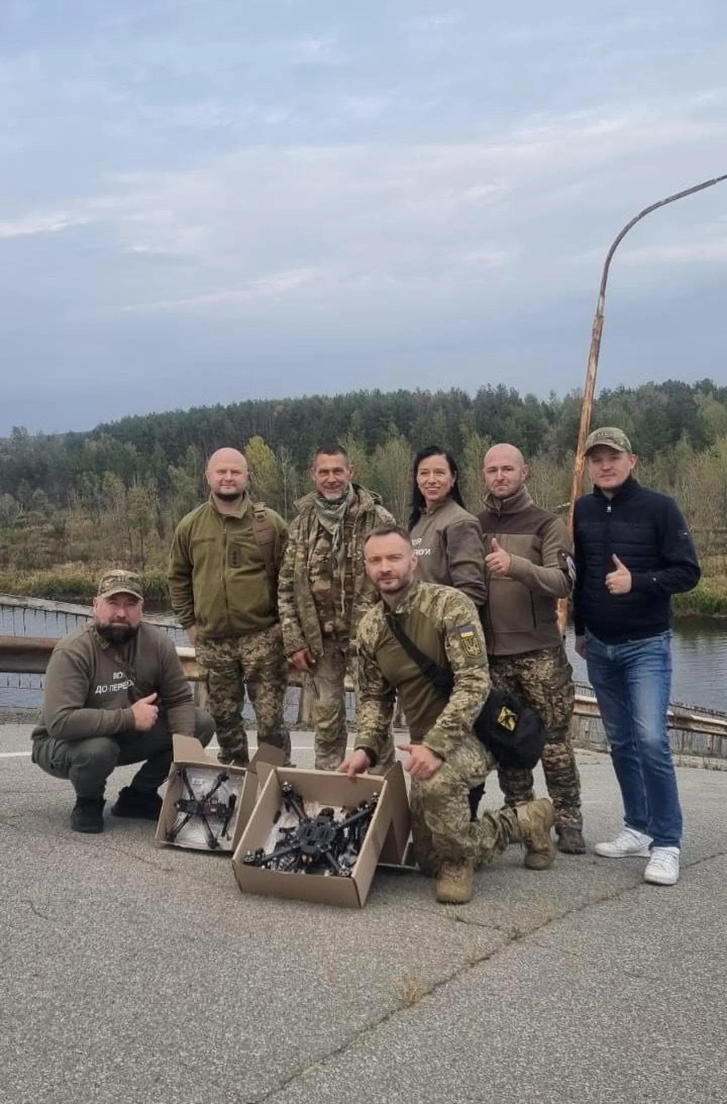 Аннели Кольк вместе с солдатами в прифронтовой зоне.