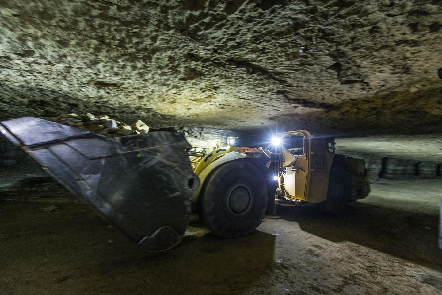 На шахте "Estonia" движение техники очень интенсивное, поэтому там действуют свои правила движения, как и в наземном дорожном движении.