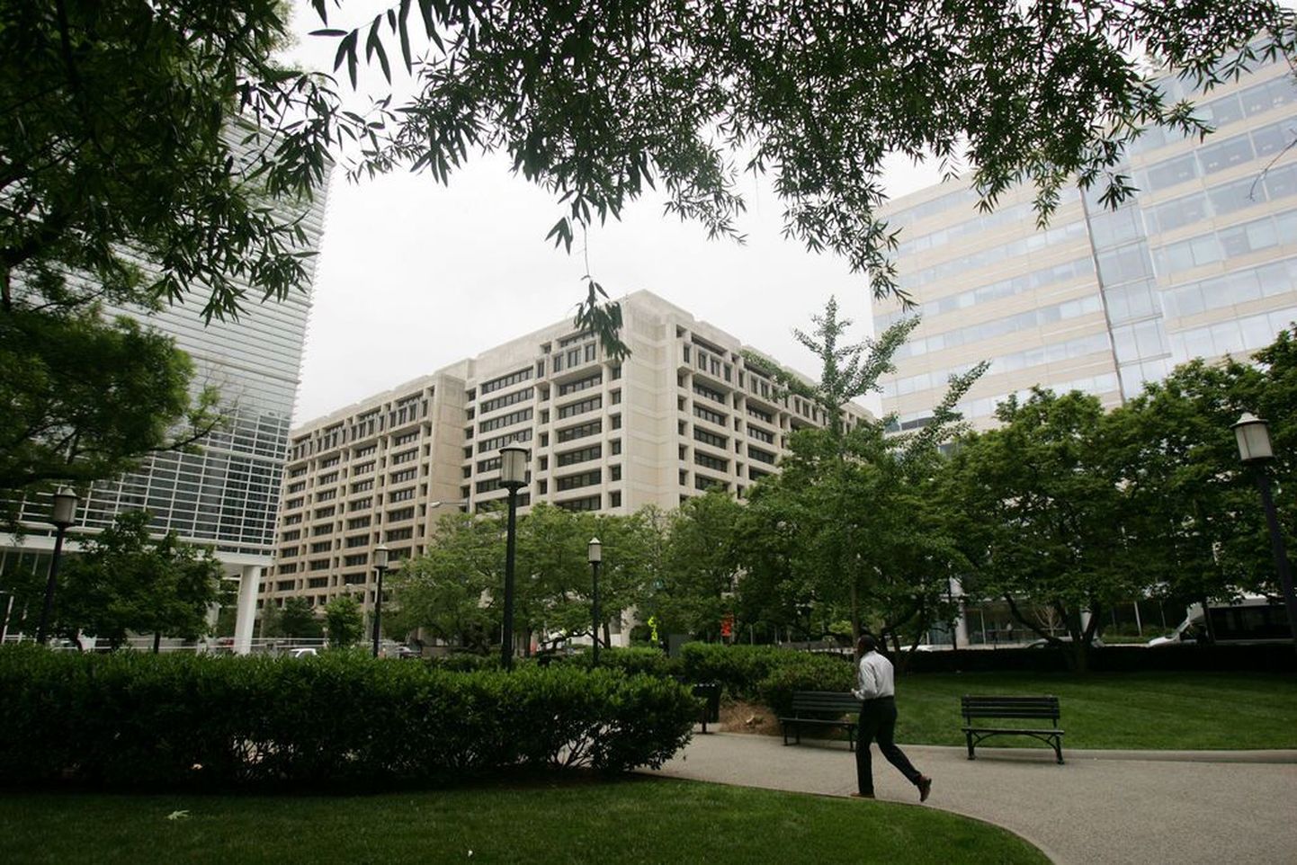 Maailmapanga (vasakul) ja Rahvusvahelise valuutafondi IMF (keskel ja paremal) peakorterid USA pealinnas Washingtonis.