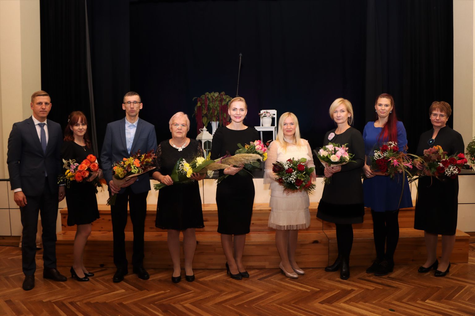 «Eestimaa õpib ja tänab» Võru maakonna laureaadid ning Võrumaa arenduskeskuse juhatuse liige Tiit Toots (vasakul).