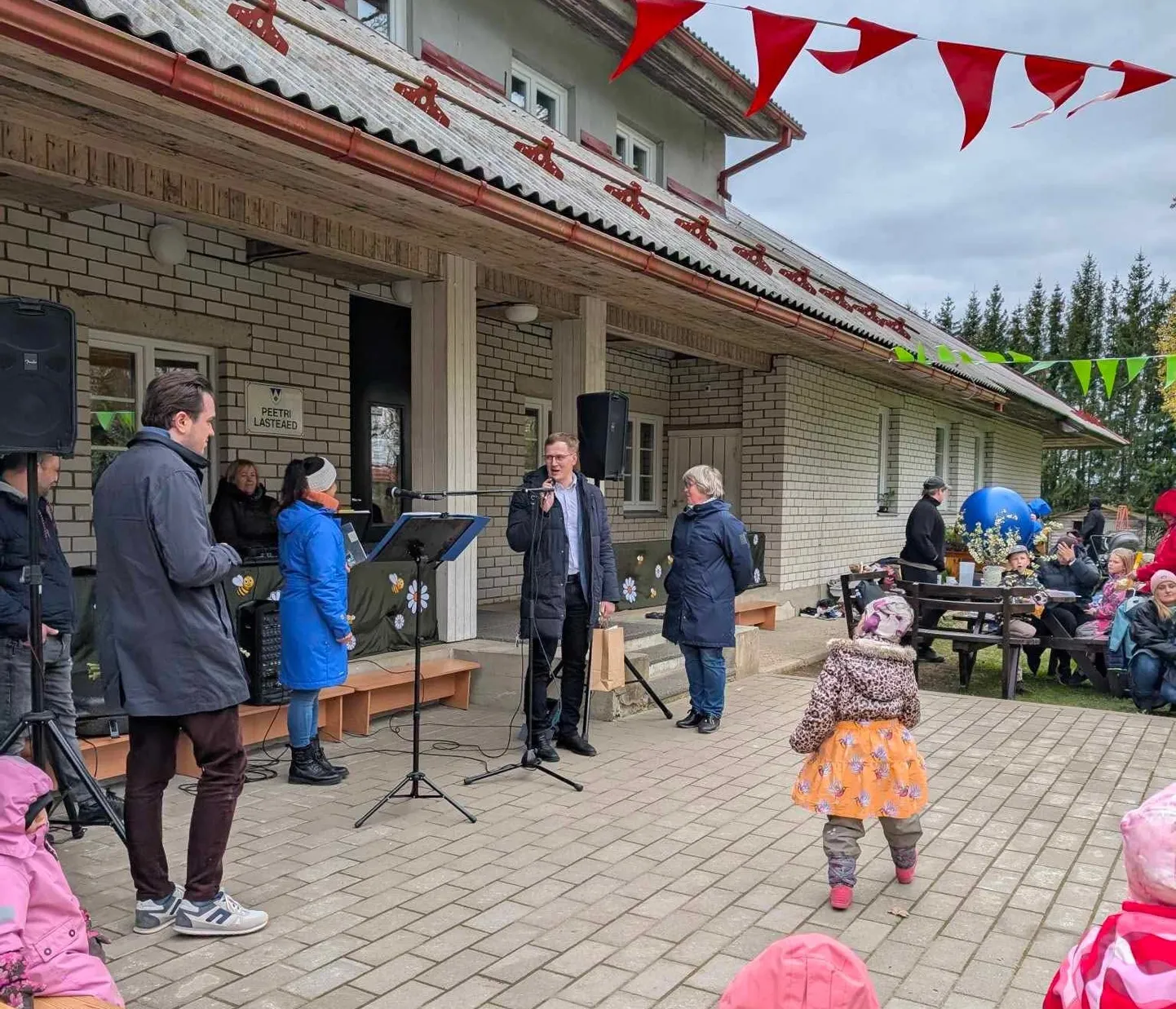 Peetri kooli lasteaia heategevuslikku perepäeva külastasid mai algul ka vallajuhid.