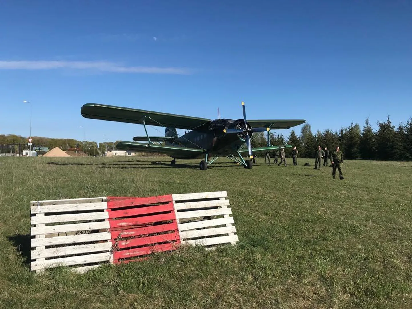 Eesti õhuväe transpordilennuk An-2 Rakvere lennuväljal.