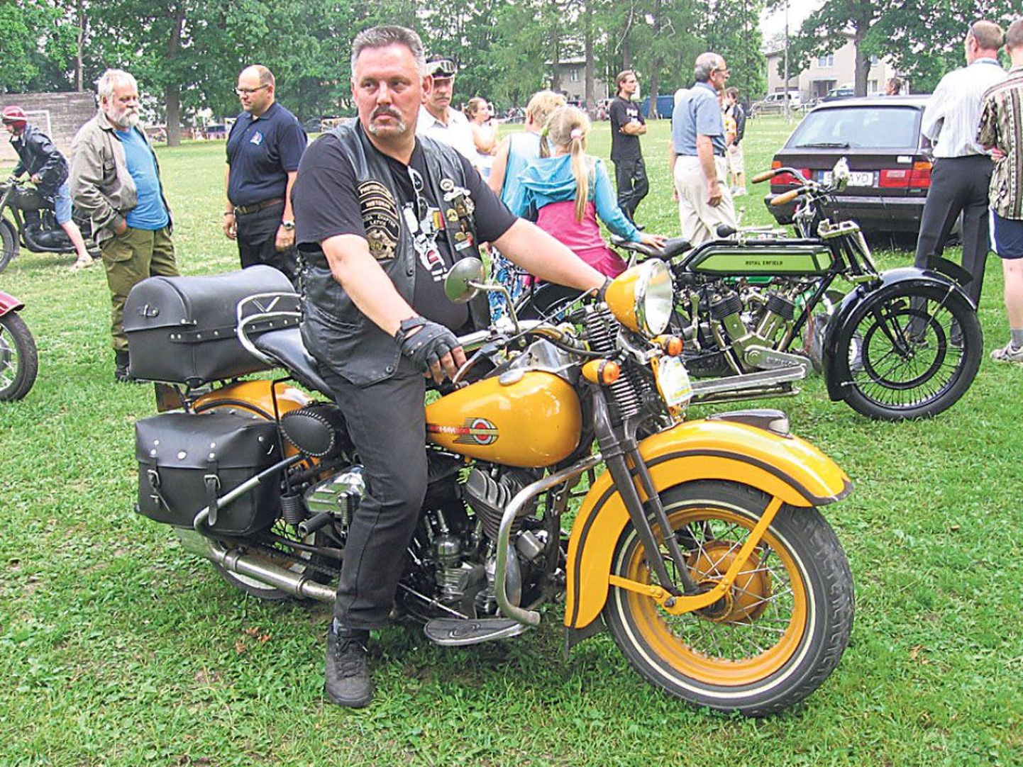 Lõunanaaber Aivars Sasko ja tema 1944. aastast pärit Harley-Davidson WLA vanamootorrataste kokkutuleku „Viljandi Moto 2011”.