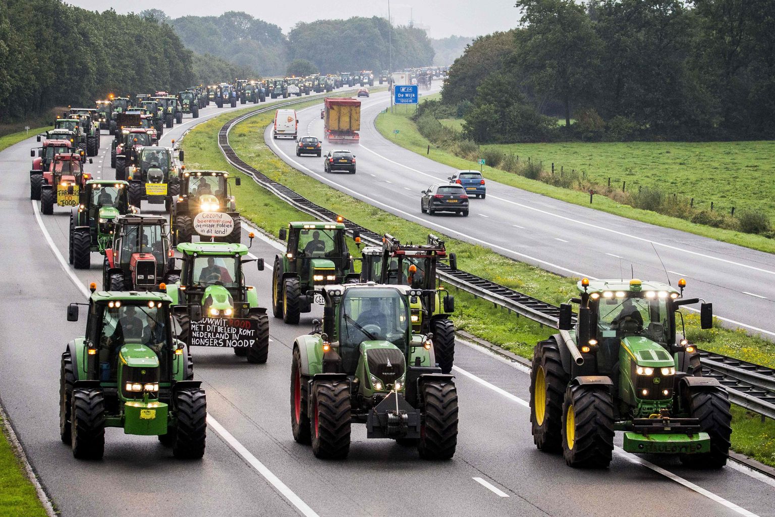 Lauksaimnieki ar traktoriem Nīderlandē