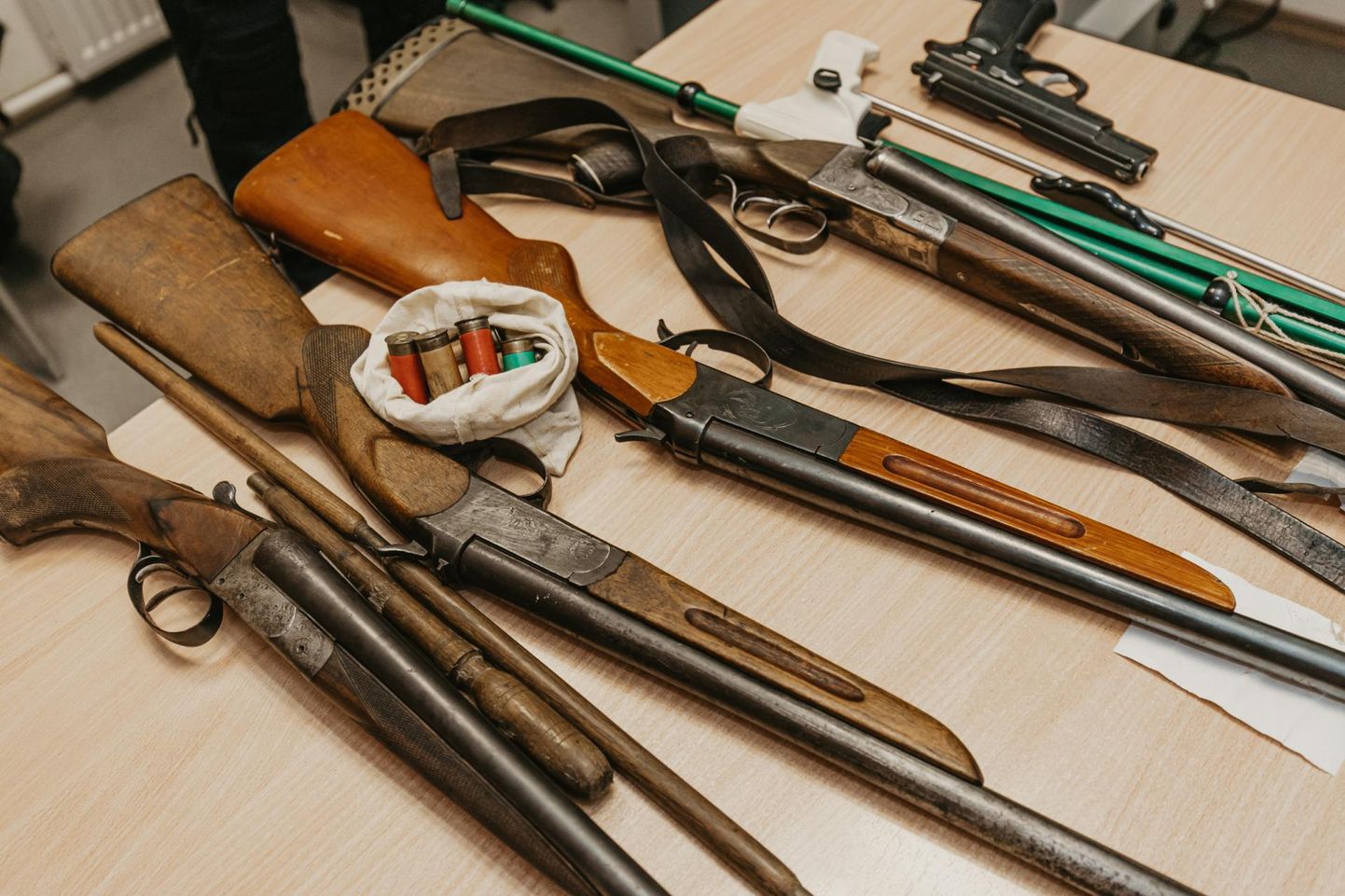 Politsei konfiskeeritud relvad. Foto on illustreeriv.