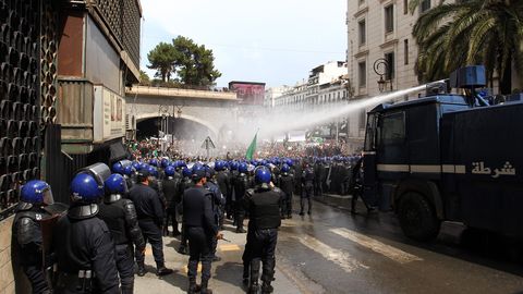 Galerii: Alžeeria julgeolekujõud kasutasid meeleavaldajate vastu pisargaasi