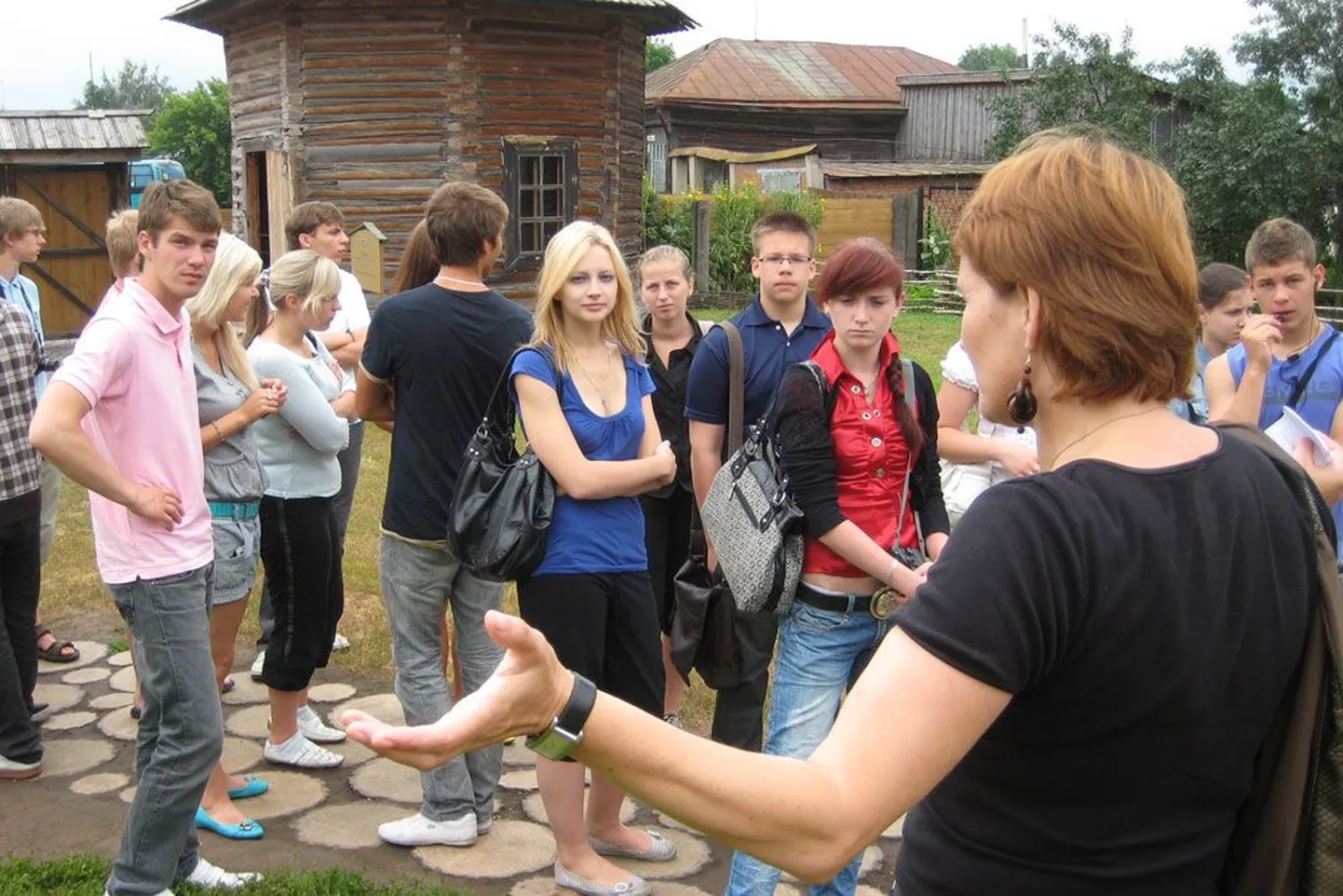 Школьники из Эстонии на экскурсии в музее деревянного зодчества в Суздале.