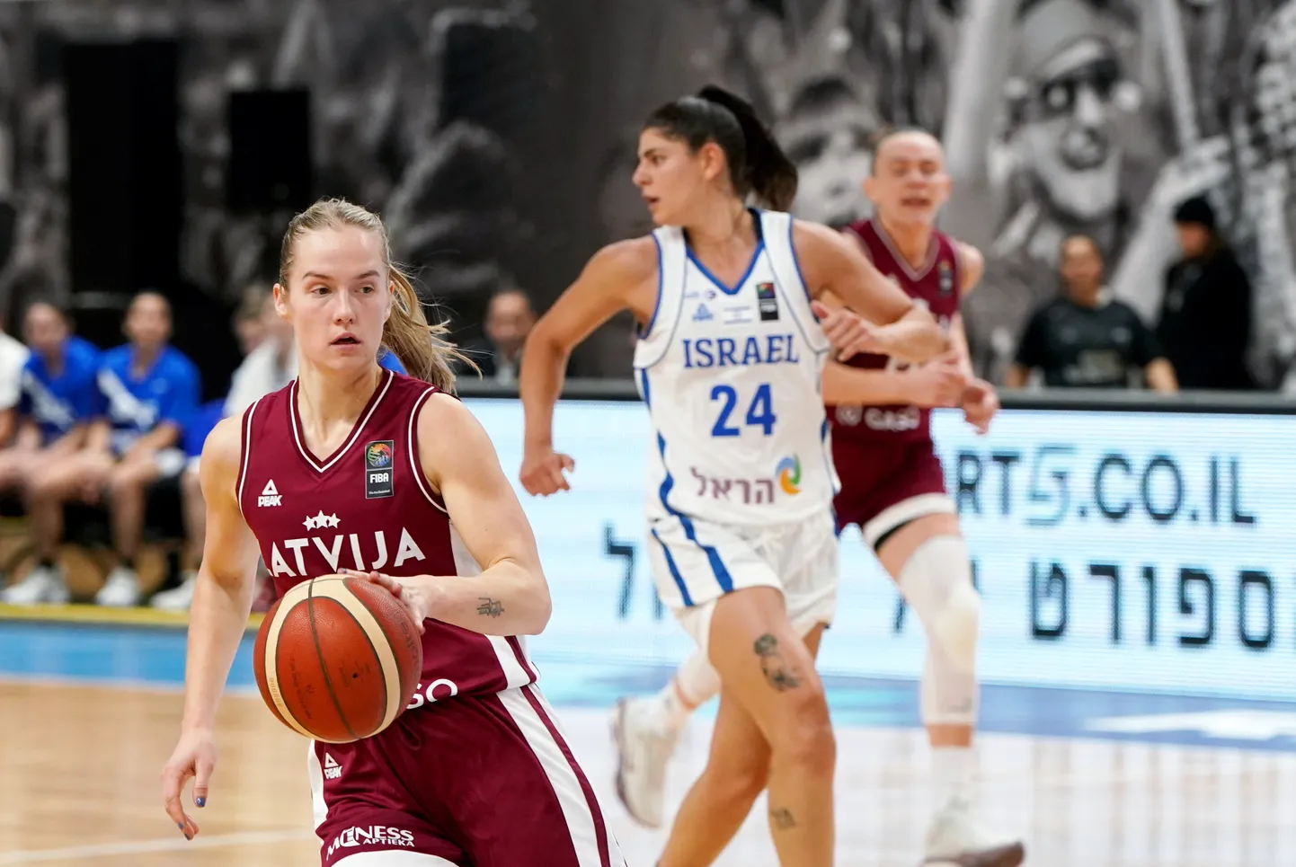 Latvijas basketbola izlases spēlētāja Kate Vilka (nr.35, sarkanā tērpā) 2025.gada Eiropas čempionāta kvalifikācijas spēlē sievietēm "Rimi" Olimpiskajā centrā, kurā tiekas Latvijas un Izraēlas valstsvienības.